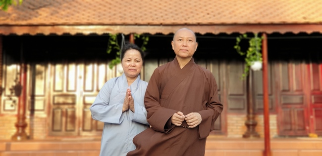 Buddhists wishing Tet Senior Venerable Thich Chan Tinh on the Tet's 5th day