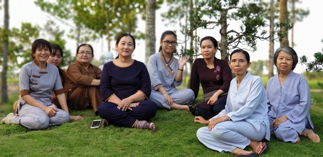 Buddhists wishing Tet Senior Venerable Thich Chan Tinh on the Tet's 5th day