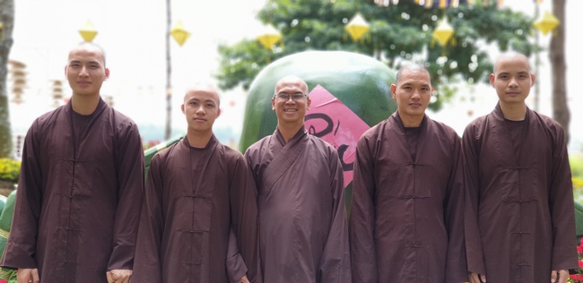 Buddhists wishing Tet Senior Venerable Thich Chan Tinh on the Tet's 5th day