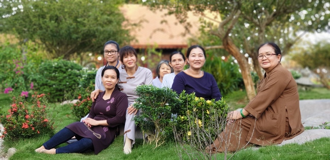 Buddhists wishing Tet Senior Venerable Thich Chan Tinh on the Tet's 5th day