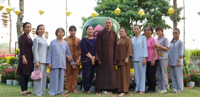 Buddhists wishing Tet Senior Venerable Thich Chan Tinh on the Tet's 5th day