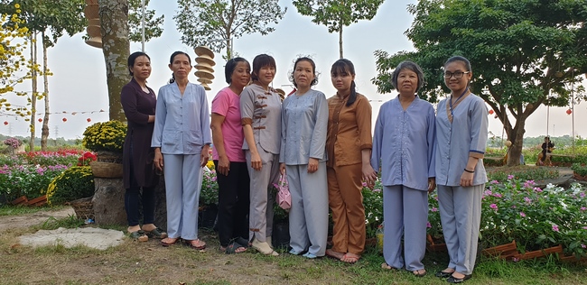 Buddhists wishing Tet Senior Venerable Thich Chan Tinh on the Tet's 5th day