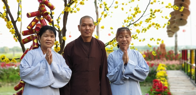 Buddhists wishing Tet Senior Venerable Thich Chan Tinh on the Tet's 5th day