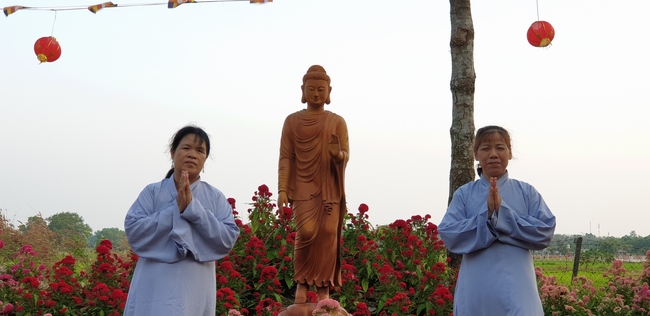 Buddhists wishing Tet Senior Venerable Thich Chan Tinh on the Tet's 5th day