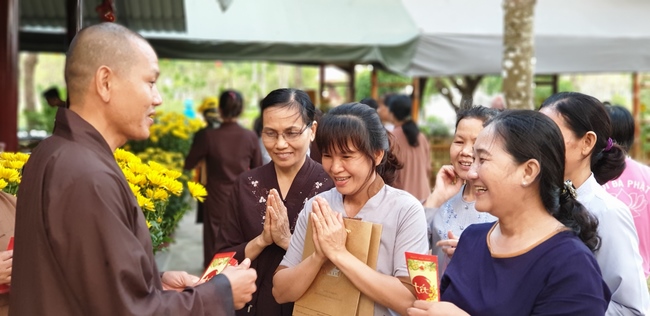 Buddhists wishing Tet Senior Venerable Thich Chan Tinh on the Tet's 5th day