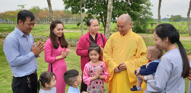 Buddhists wishing Tet Senior Venerable Thich Chan Tinh on the Tet's 5th day