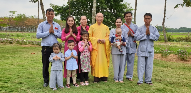 Buddhists wishing Tet Senior Venerable Thich Chan Tinh on the Tet's 5th day