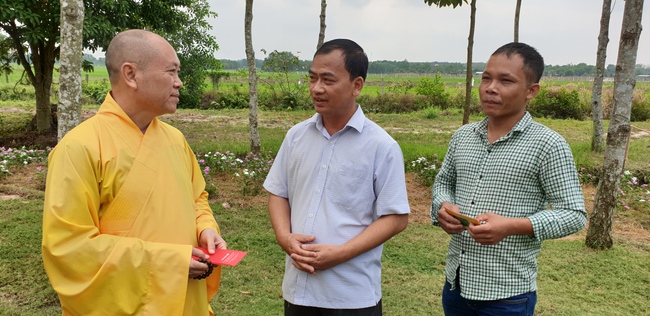 Buddhists wishing Tet Senior Venerable Thich Chan Tinh on the Tet's 5th day