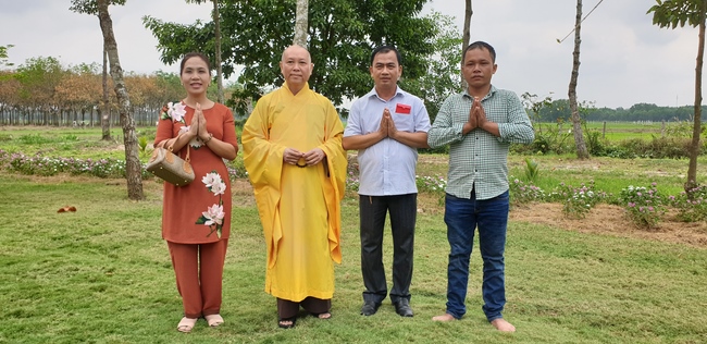 Buddhists wishing Tet Senior Venerable Thich Chan Tinh on the Tet's 5th day