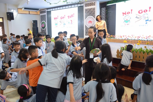 Khóa tu thiếu nhi Em Về Bên Phật