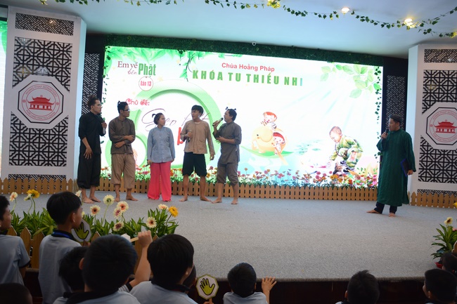 Khóa tu thiếu nhi Em Về Bên Phật