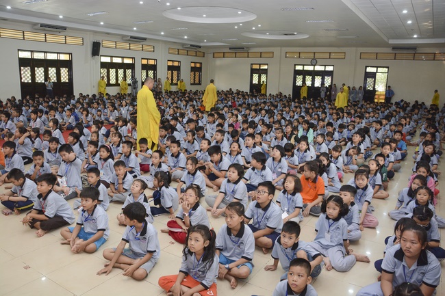 Khóa tu thiếu nhi Em Về Bên Phật