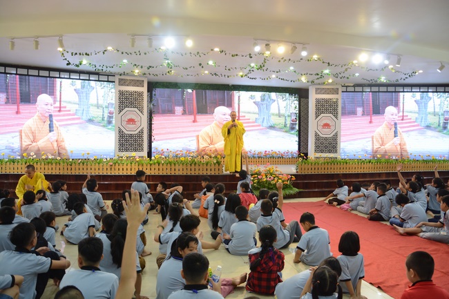 Khóa tu thiếu nhi Em Về Bên Phật