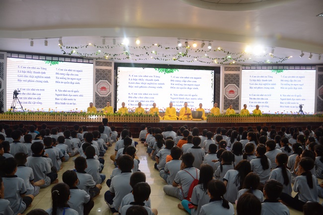 Khóa tu thiếu nhi Em Về Bên Phật