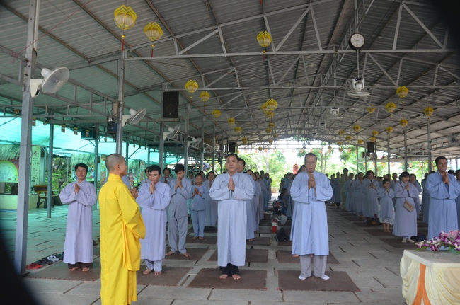 Tu niệm Phật một ngày tại chùa Hoằng Pháp Cambodia