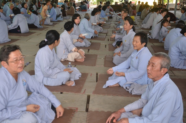 Tu niệm Phật một ngày tại chùa Hoằng Pháp Cambodia