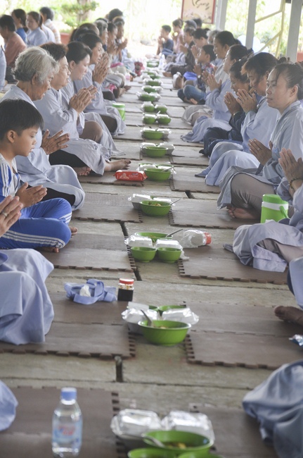 Tu niệm Phật một ngày tại chùa Hoằng Pháp Cambodia
