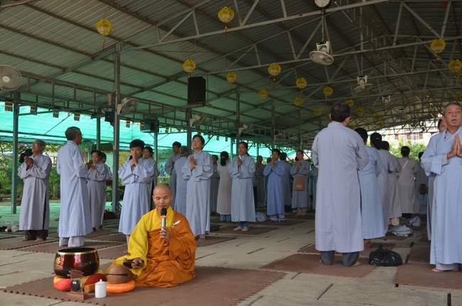Tu niệm Phật một ngày tại chùa Hoằng Pháp Cambodia