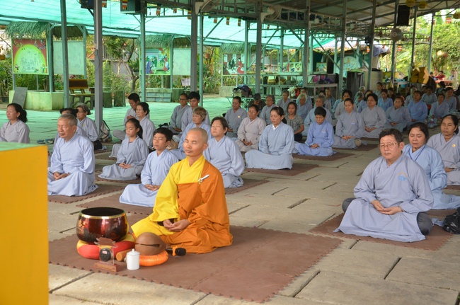 Tu niệm Phật một ngày tại chùa Hoằng Pháp Cambodia