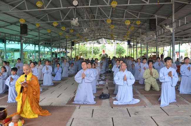 Tu niệm Phật một ngày tại chùa Hoằng Pháp Cambodia