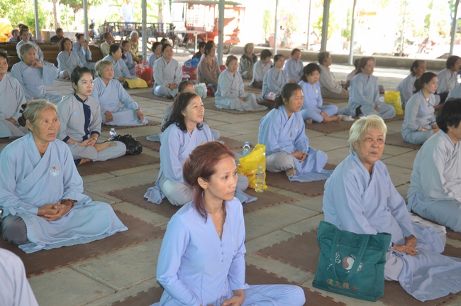 Tu niệm Phật một ngày tại chùa Hoằng Pháp Cambodia