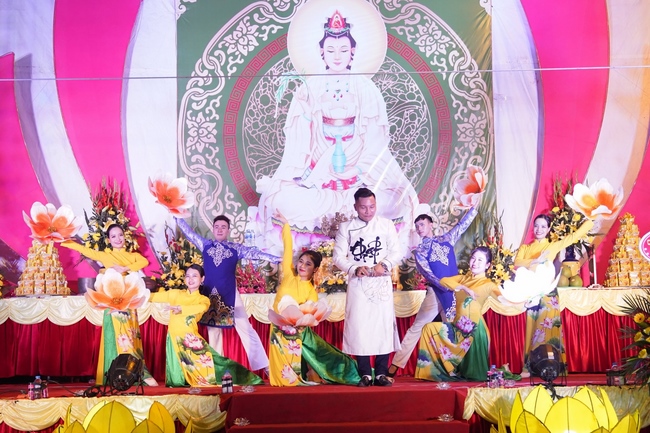 Shimmering candles at Co Tan Pagoda - Hai Duong