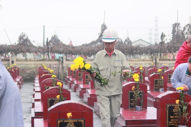 Shimmering candles at Co Tan Pagoda - Hai Duong