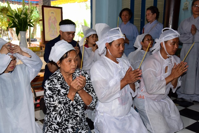 The rite of offering a meal and alms for monks and releasing creatures.