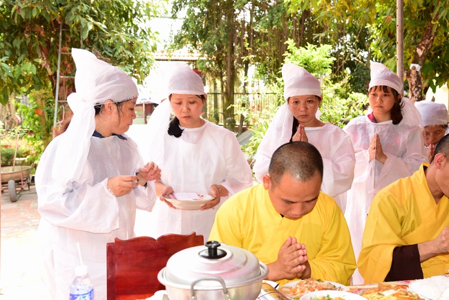 The rite of offering a meal and alms for monks and releasing creatures.