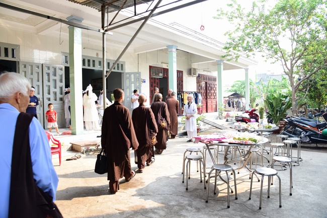 The rite of offering a meal and alms for monks and releasing creatures.