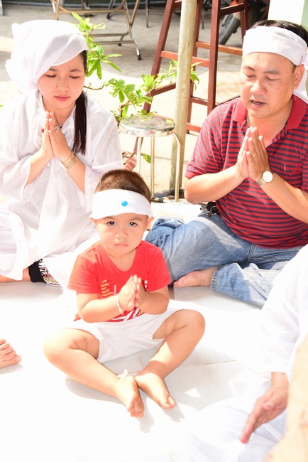 The rite of offering a meal and alms for monks and releasing creatures.