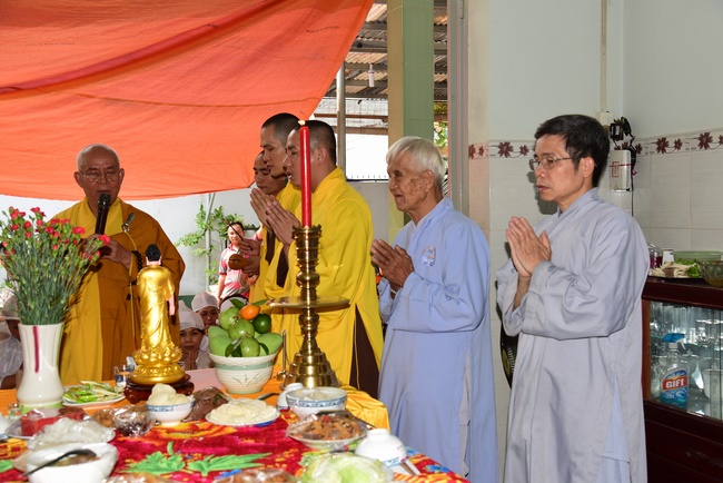 The rite of offering a meal and alms for monks and releasing creatures.