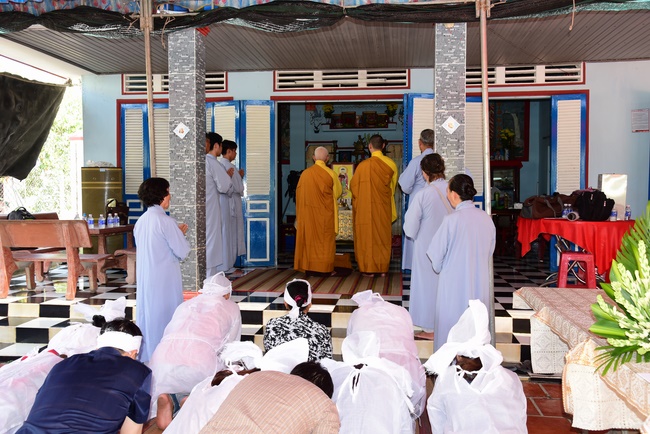 The rite of offering a meal and alms for monks and releasing creatures.