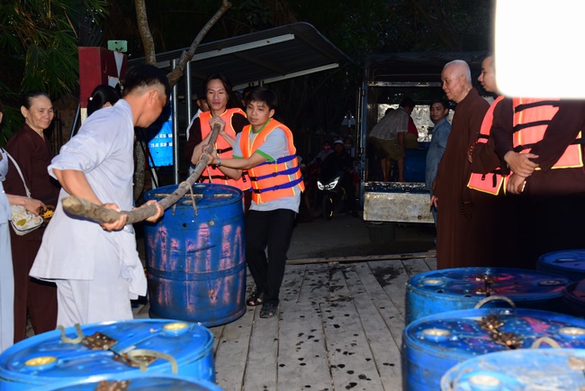 The rite of offering a meal and alms for monks and releasing creatures.