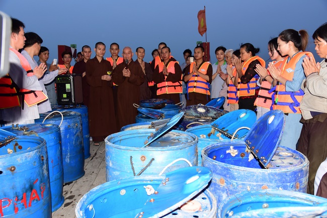 The rite of offering a meal and alms for monks and releasing creatures.