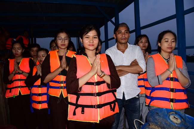 The rite of offering a meal and alms for monks and releasing creatures.