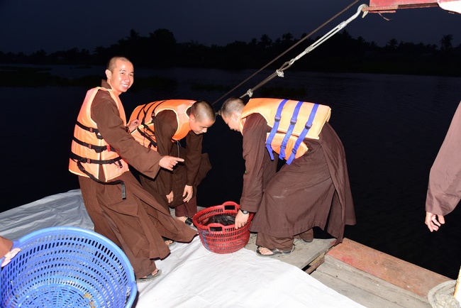 The rite of offering a meal and alms for monks and releasing creatures.