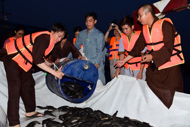 The rite of offering a meal and alms for monks and releasing creatures.