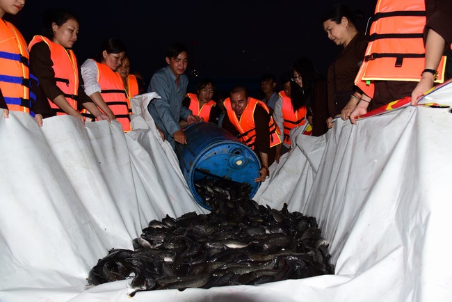 The rite of offering a meal and alms for monks and releasing creatures.