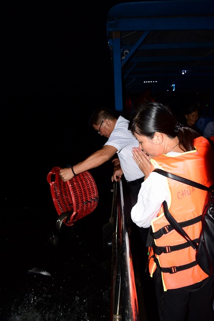 The rite of offering a meal and alms for monks and releasing creatures.
