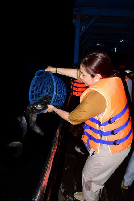 The rite of offering a meal and alms for monks and releasing creatures.