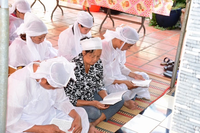The rite of offering a meal and alms for monks and releasing creatures.