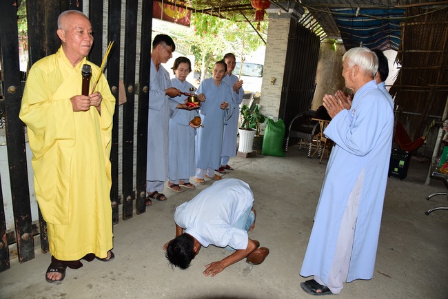 Praying for souls' rebirth at Bao Loc Pass and freeing creatures