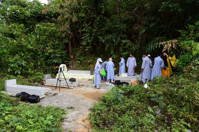 Praying for souls' rebirth at Bao Loc Pass and freeing creatures