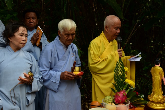 Praying for souls' rebirth at Bao Loc Pass and freeing creatures