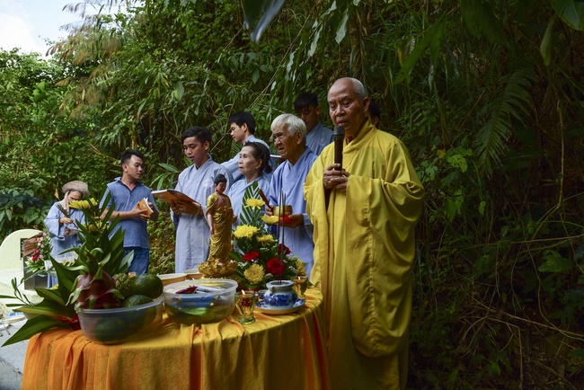 Praying for souls' rebirth at Bao Loc Pass and freeing creatures