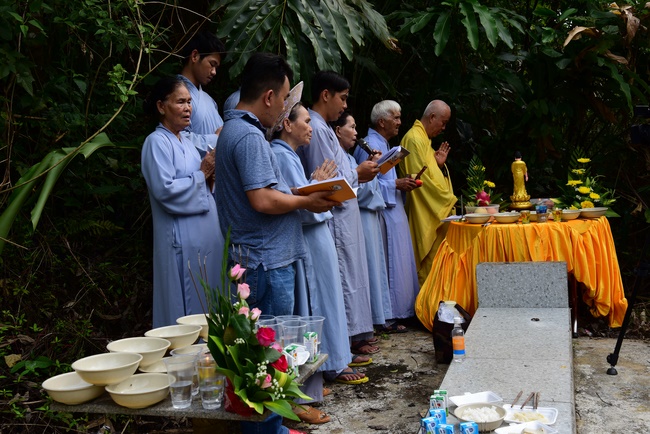 Praying for souls' rebirth at Bao Loc Pass and freeing creatures