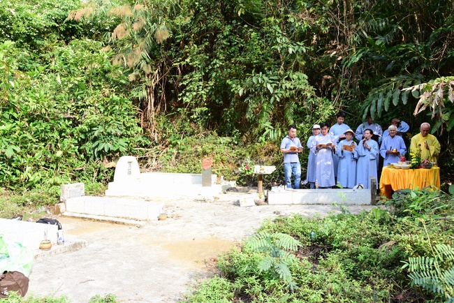 Praying for souls' rebirth at Bao Loc Pass and freeing creatures