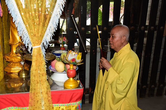 Praying for souls' rebirth at Bao Loc Pass and freeing creatures