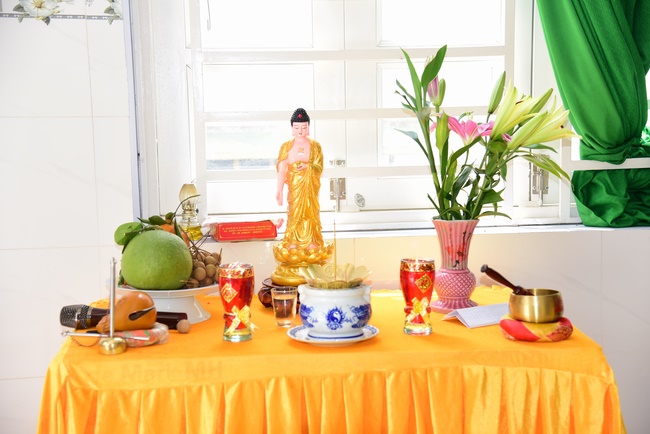 Praying for souls' rebirth at Bao Loc Pass and freeing creatures